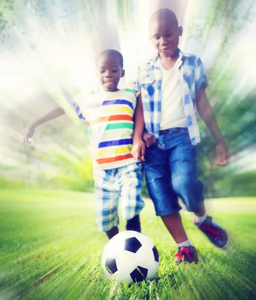 Niños africanos jugando al fútbol — Foto de Stock