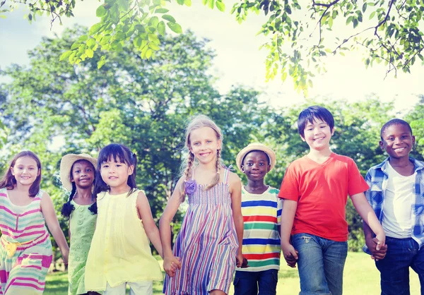 Niños jugando al aire libre — Foto de Stock