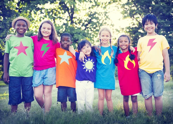 Enfants souriant à l'extérieur — Photo