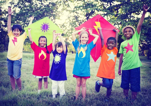 Vliegers spelende kinderen — Stockfoto