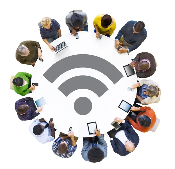 Persone con concetto di tecnologia Wifi — Foto Stock