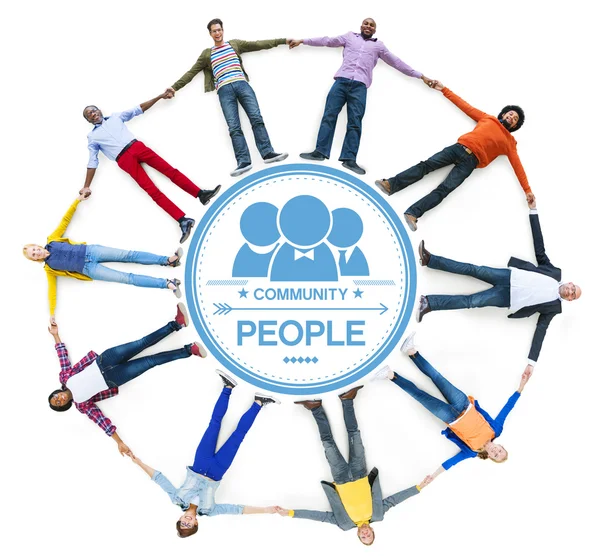 Pessoas multiétnicas formando círculo — Fotografia de Stock