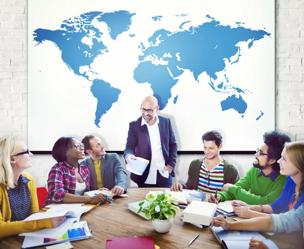 Människor i möte och världskarta — Stockfoto