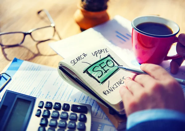 Affärsman skriver Seo Marketing — Stockfoto