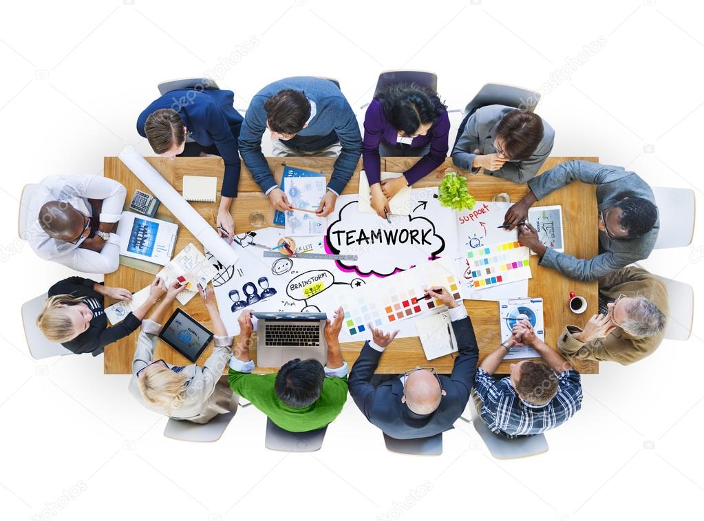 командная работа на уроках. творческие студенты. сплоченный коллектив. подростки на занятиях. сплочение людей.