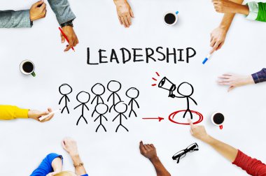 İnsanların ellerini beyaz tahta üzerinde