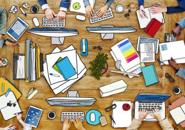 Dağınık masasında çalışan insanlar