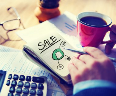 İşadamı not defterine yazıyor.