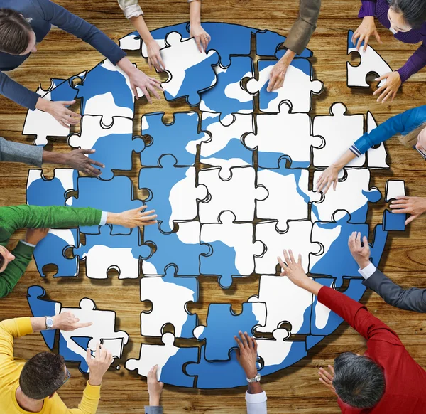 Menschen mit Puzzle bilden Globus — Stockfoto