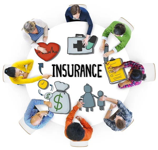 Menschen im Gespräch über Versicherungen — Stockfoto