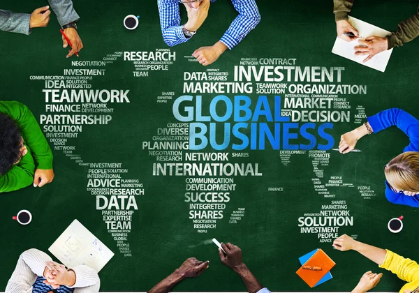 Gente discutiendo temas de negocios globales —  Fotos de Stock
