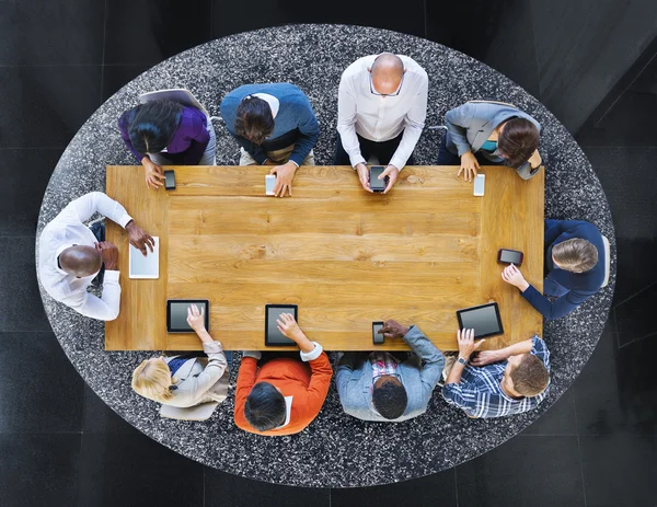Mensen rond de tafel met behulp van apparaten — Stockfoto