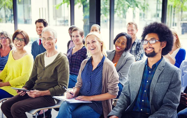 Diverse persone in ascolto — Foto Stock