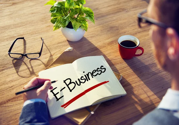 Zakenman schrijven E-Business — Stockfoto