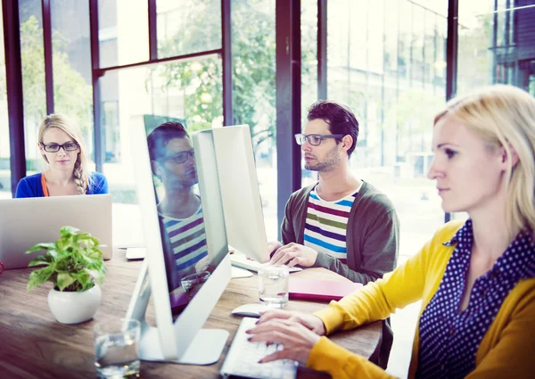 Empresarios Casuales Trabajando — Foto de Stock