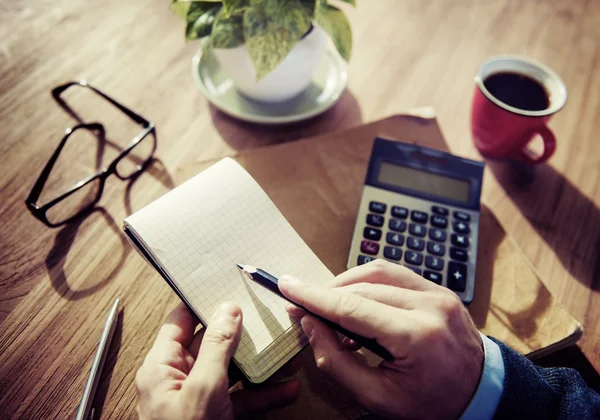 Mains Travailler avec une calculatrice — Photo