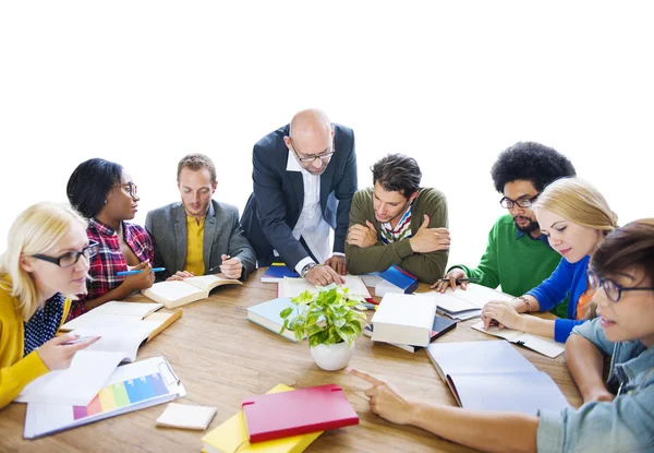 Étudiants étudiant avec leur professeur — Photo