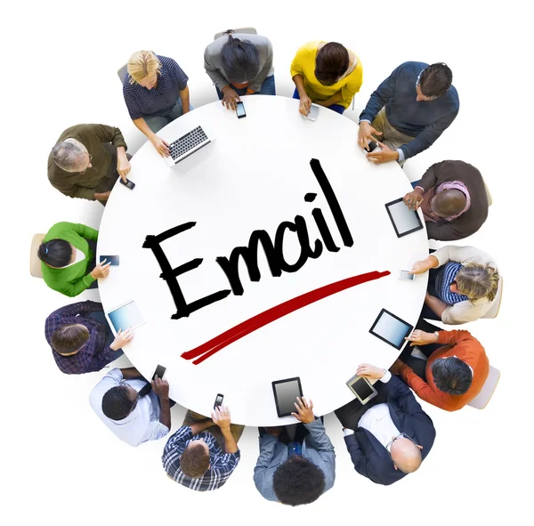 Geschäftsleute mit E-Mail-Konzept — Stockfoto