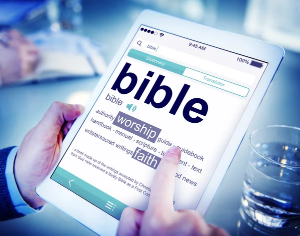 Homem lendo a definição de Bíblia — Fotografia de Stock