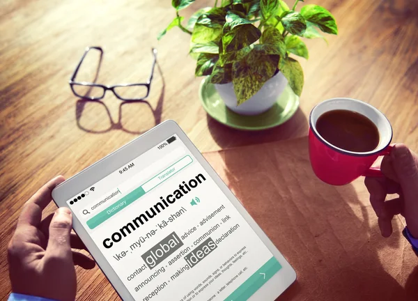Man die leest de definitie van communicatie — Stockfoto