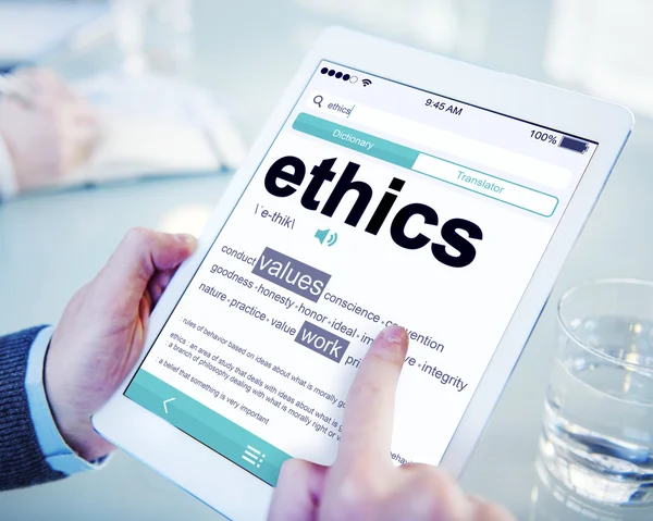 Muž čtení definice etiky — Stock fotografie