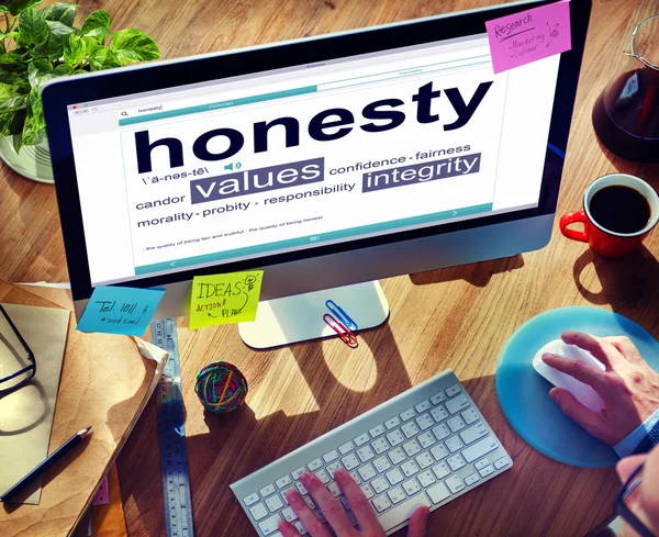 Man reading definition of honesty — Stock Photo, Image