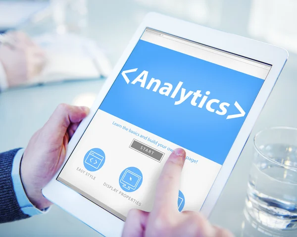 Homme tenant la tablette avec Analytics — Photo