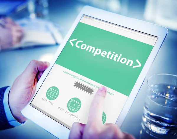 Man bedrijf tablet met concurrentie — Stockfoto