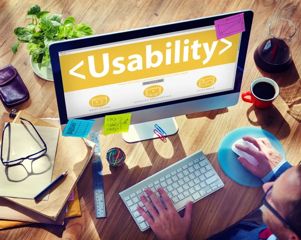 Człowiek za pomocą komputera z Usability — Zdjęcie stockowe