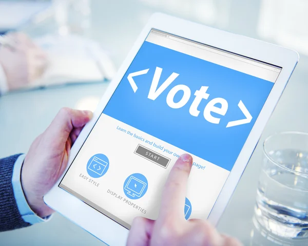 Homme tenant tablette avec vote en ligne — Photo