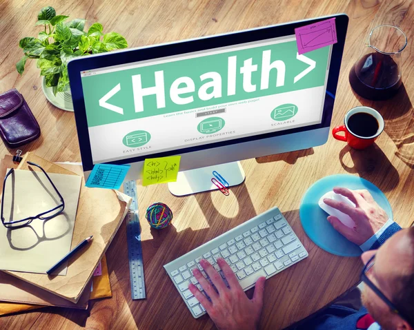Man använder dator med hälsa — Stockfoto