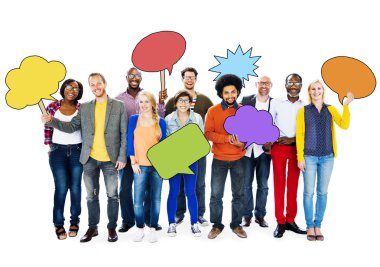 insanlar holding renkli konuşma balonları