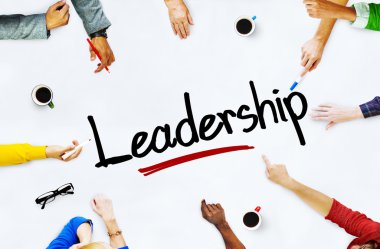 İnsanlar liderlik tartışıyor