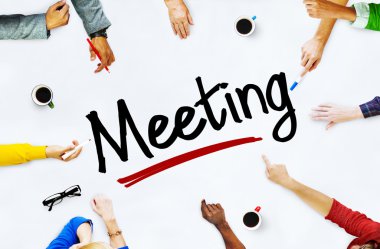 Çok ırklı insanlar tartışıyor