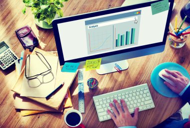 Adam ve analiz iş üstünde bilgisayar