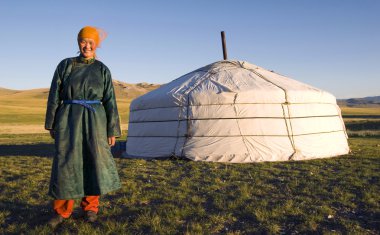 Moğol kadının yanına çadır açık havada