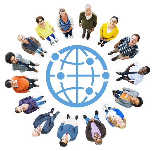 Группа людей с символикой глобуса — стоковое фото