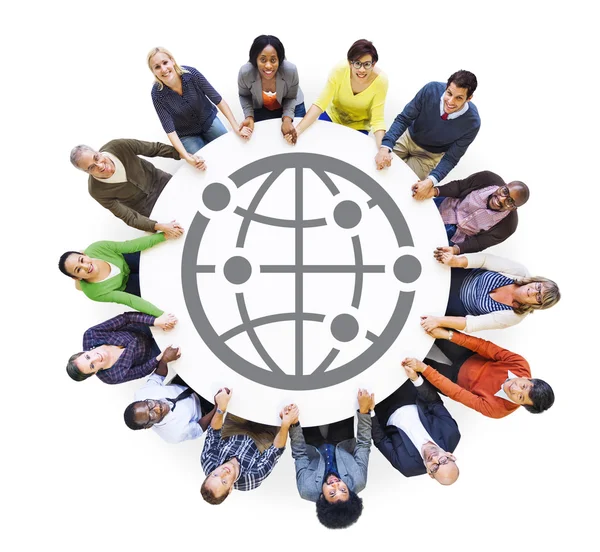 Groep mensen met Globe symbool — Stockfoto