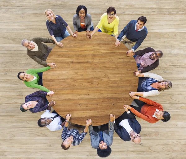 Multiethnische Menschen, die sich im Haus die Hände reichen — Stockfoto