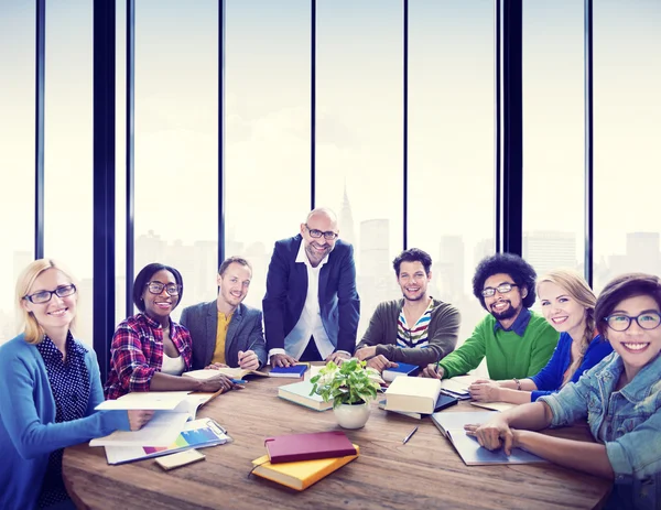 Grupo de pessoas sorrindo no escritório — Fotografia de Stock