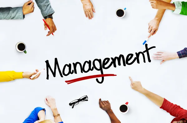 Menschen diskutieren über Management — Stockfoto