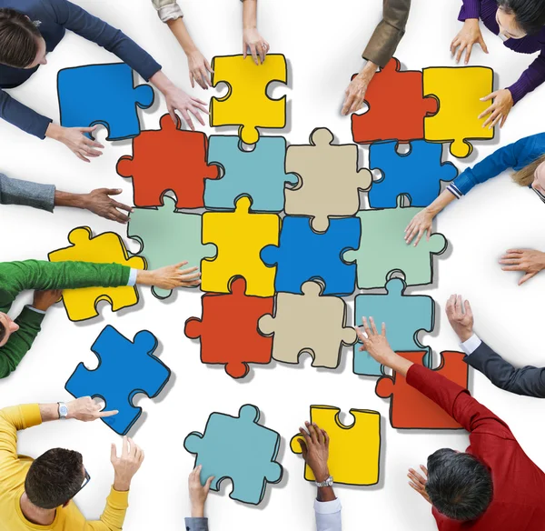 Ludzie tworząc Jigsaw puzzle — Zdjęcie stockowe
