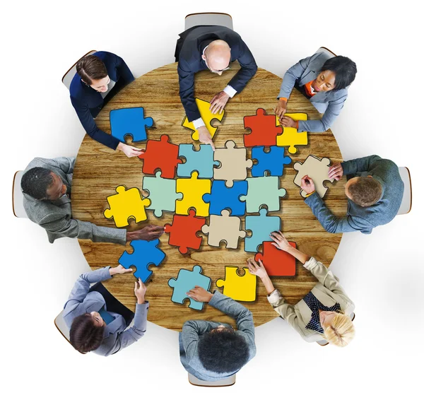 Persone con puzzle — Foto Stock