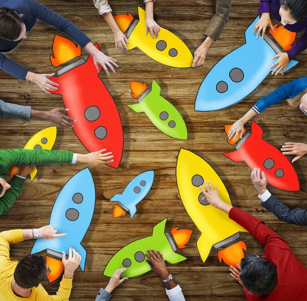 Renkli roket sembolleri tutan insanlar — Stok fotoğraf