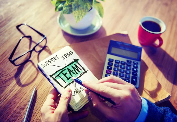 Hombre de negocios escribiendo equipo de palabras —  Fotos de Stock