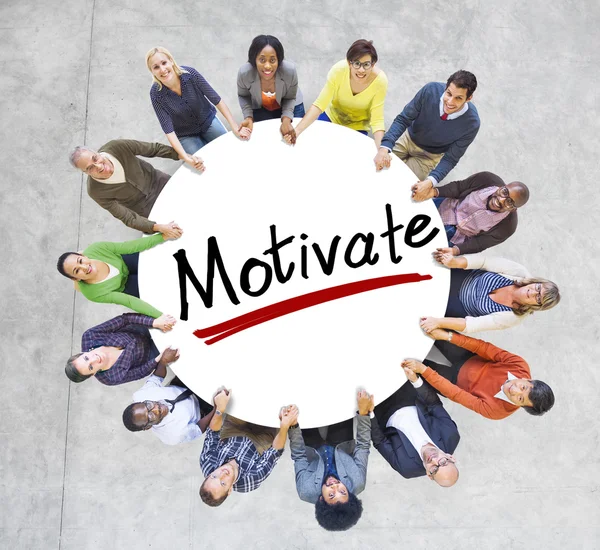 Άνθρωποι γύρω από την λέξη Motivate — Φωτογραφία Αρχείου