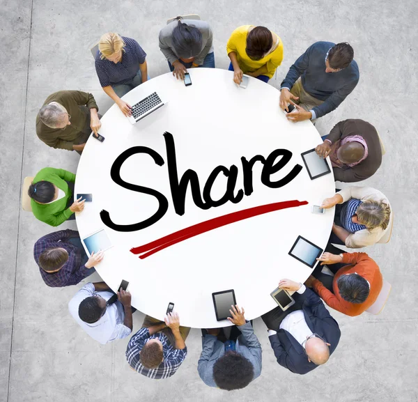 Gruppo di persone intorno alla parola Share — Foto Stock