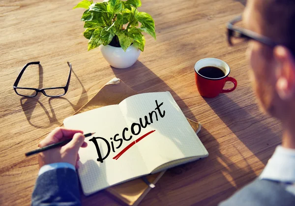 Homme Brainstorming sur Discount — Photo