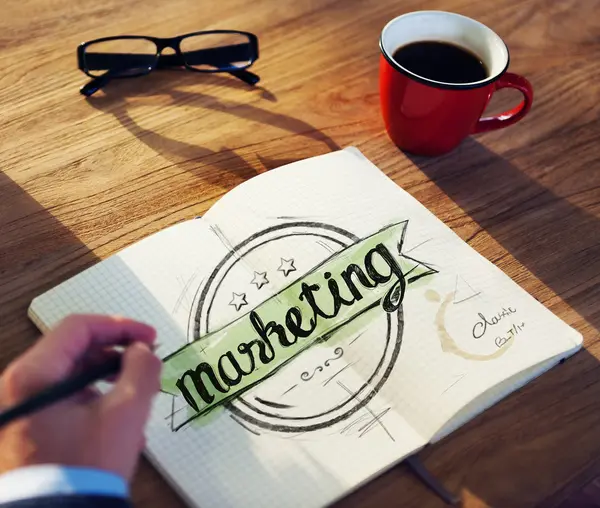 Hombre escribiendo palabra Marketing — Foto de Stock