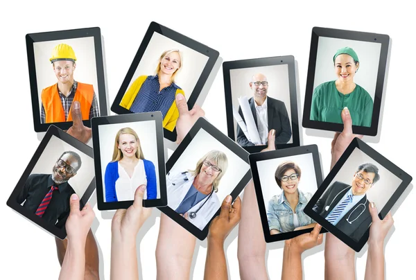 Grupp av händer som håller tabletter — Stockfoto